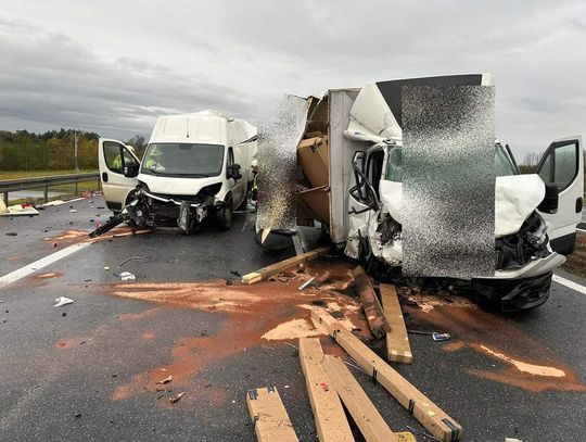 Na autostradzie A4 doszło do zderzenia dwóch samochodów dostawczych