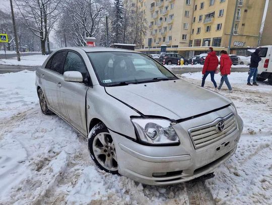 Na zdjęciu jeden z uszkodzonych pojazdów na osiedlu Uroczym w Nowej Hucie