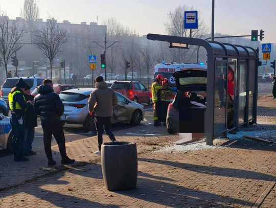 Kraków, wypadek w Krakowie, Aleja Pokoju, na sygnale, wypadek drogowy, wypadek samochodowy, akcja ratunkowa, akcja służb ratunkowych,