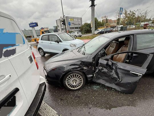 Kraków, wypadek drogowy, ulica Opolska, ulica Władysława Łokietka, akcja ratunkowa, akcja ratownicza, zdarzenie drogowe