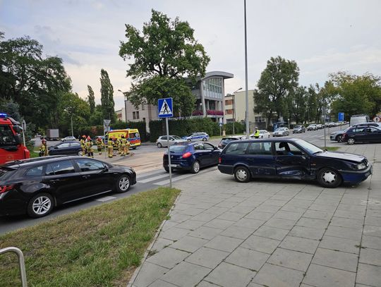 Wypadek w Krakowie, Kraków, Nowa Huta, zderzenie samochodów w Krakowie, straż pożarna, pogotowie ratunkowe, policja