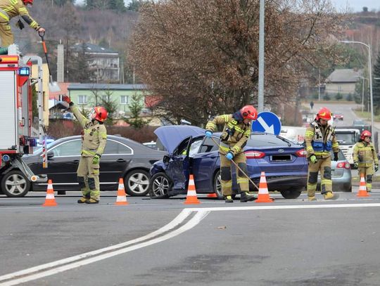 Zderzenie samochodów na skrzyżowaniu z DK94 w Olkuszu (ZDJĘCIA)