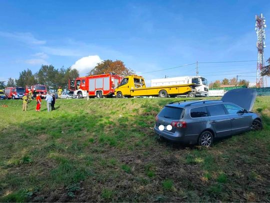 Jeden z pojazdów wylądował w przydrożnym rowie