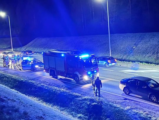 Brzesko, ulica Leśna, powiat brzeski, wypadek drogowy, na sygnale, akcja ratunkowa, jedna poszkodowana osoba, wypadek w powiecie brzeskim