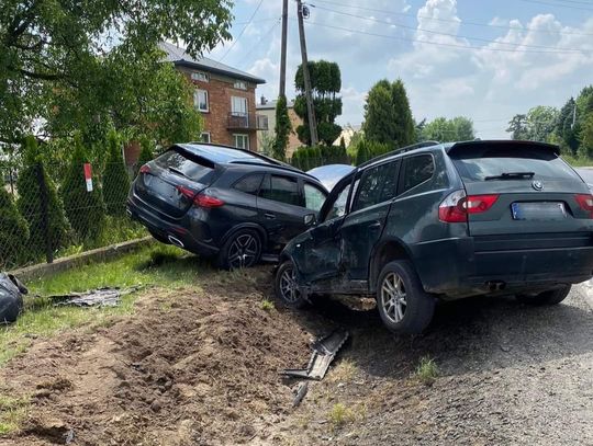 Na zdjęciu rozbite samochody po zderzeniu w Wawrzeńczycach