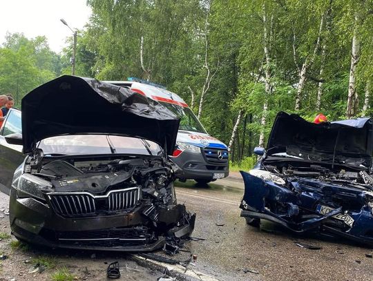 Zderzenie samochodów w Bolesławiu. Pojazdy poważnie zniszczone