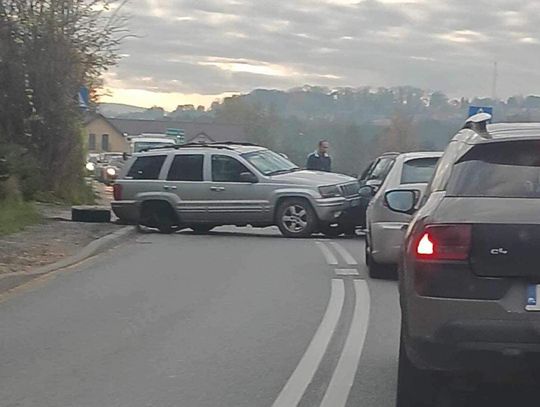 W Januszowicach po zderzeniu samochodów tworzą się spore korki