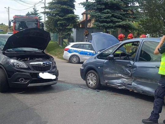 Zderzenie samochodów w Jerzmanowicach. Trwa akcja ratunkowa [ZDJĘCIA]