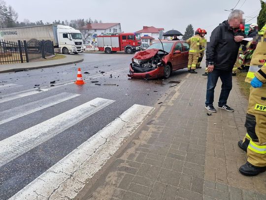 Zderzenie samochodów w Osieku. Jedna osoba poszkodowana (ZDJĘCIA)