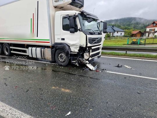Wypadek na Zakopiance w Jaworniku, zderzenie samochodu dostawczego z ciężarowym, powiat myślenicki, kolizja na Zakopiance, Jawornik, wypadek drogowy