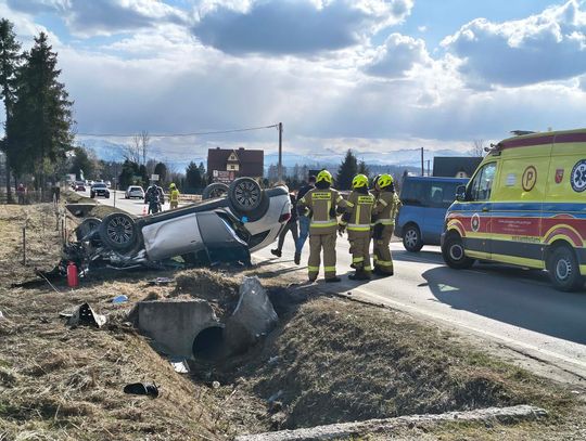 Koniówka, Chochołów, zderzenie dwóch samochodów osobowych, gmina Czarny Dunajec, bus osobowy,, na sygnale, wypadek drogowy, Podhale