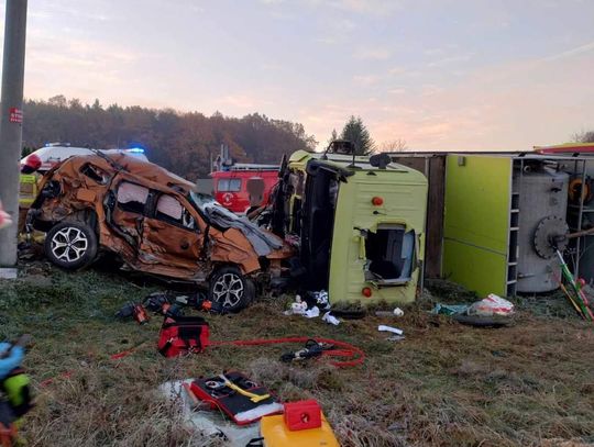 Zderzenie samochodu osobowego z ciężarówką w Rdzawie. Dwie osoby ranne [FOTO]