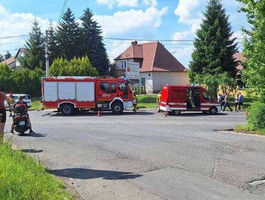 Na zdjęciu miejsce zderzenia samochodu osobowego z motocyklem w Skawinie