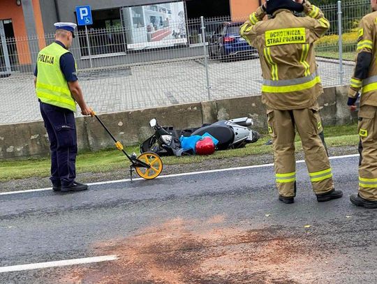 Na zdjęciu motocykl, w który uderzył samochód osobowy