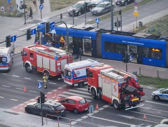 Do groźnego wypadku doszło w piątek, 17 lipca, przy ul. Norymberskiej w Krakowie. Samochód osobowy zderzył się z tramwajem