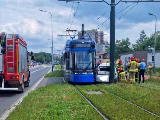 Na zdjęciu miejsce zderzenia samochodu osobowego z tramwajem w Krakowie