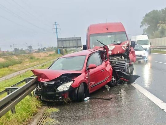 Zderzenie trzech pojazdów na A4. Dwie osoby trafiły do szpitala