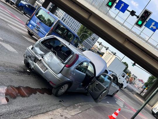 Zderzenie trzech pojazdów na skrzyżowaniu Alei 29 Listopada z Opolską