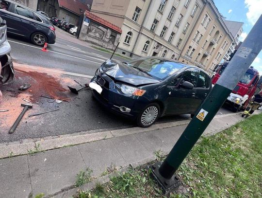 Zderzenie trzech samochodów na al. Adama Mickiewicza w Krakowie [FOTO]