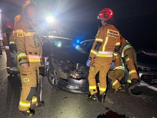 Wypadek drogowy, autostrada a4, utrudnienia na autostradzie a4, zderzenie trzech samochodów na autostradzie a4, akcja ratunkowa, akcja ratownicza
