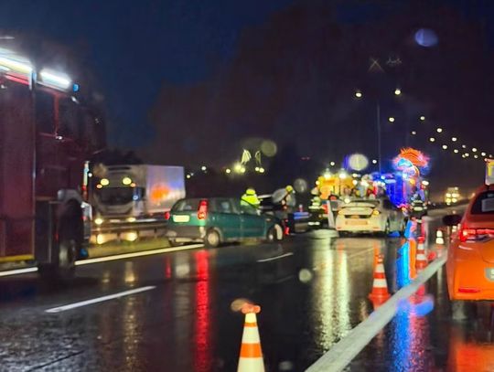 Zderzenie trzech samochodów na trasie S52 w Szczyglicach. Na drogach jest ślisko [FOTO]