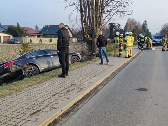 Na zdjęciu miejsce wypadku z udziałem trzech samochodów osobowych w Grojcu