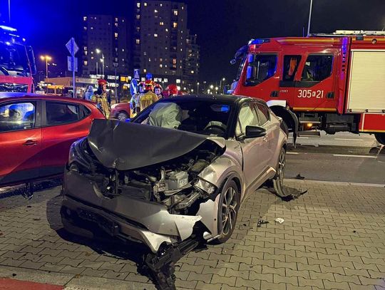 Zderzenie trzech samochodów na ulicy Fieldorfa-Nila w Krakowie. Dwie osoby ranne [FOTO]