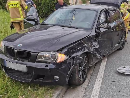 Na zdjęciu rozbite BMW po wypadku na ulicy Kopalnianej w miejscowości Zalas
