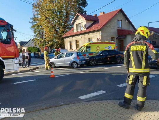 Zderzenie trzech samochodów w Kętach. Jedna osoba trafiła do szpitala [ZDJĘCIA]