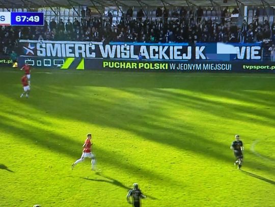 Wisła Kraków, Hutnik Kraków, Suche Stawy, derby Krakowa, puchar Polski, mecz derbowy, Biała Gwiazda, żenujący transparent, skandaliczna oprawa