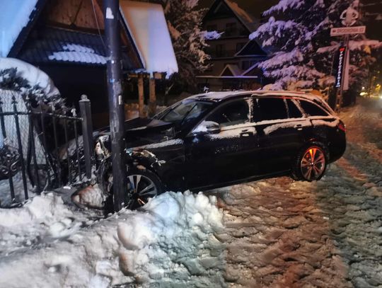 Białka Tatrzańska, powiat tatrzański, Podhale, wypadek drogowy w zimowych warunkach, zderzenie dwóch samochodów osobowych, wypadek drogowy