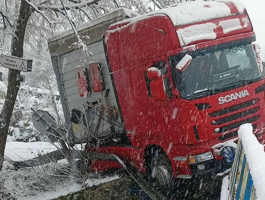 Zima znów zaskoczyła kierowców i drogowców. Jak co roku... [ZDJĘCIA]