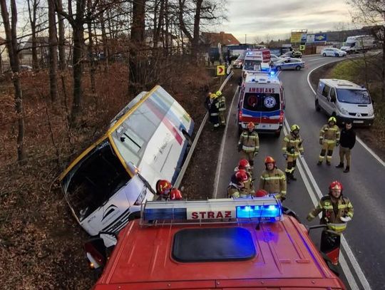 Znamy szczegóły wypadku autobusu w Kopalinach. Trzy osoby ranne [FOTO]