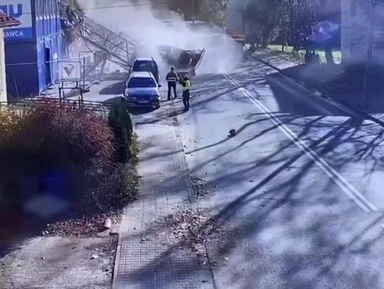 Moment zawalenia się żurawia budowlanego na terenie Wieliczki