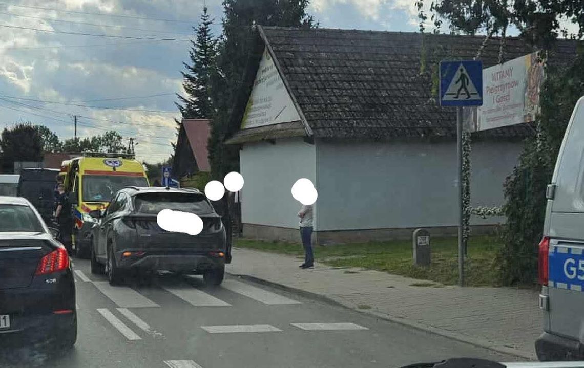 wypadek w Mokrzyskach, Mokrzyska, wypadek w powiecie brzeskim, na sygnale, potrącenie pieszej w Mokrzyskach, akcja ratunkowa