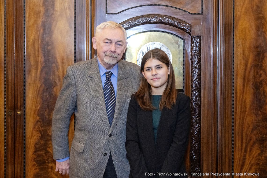 Na zdjęciu prezydent Krakowa Jacek Majchrowski z 13-letnią Małgorzatą