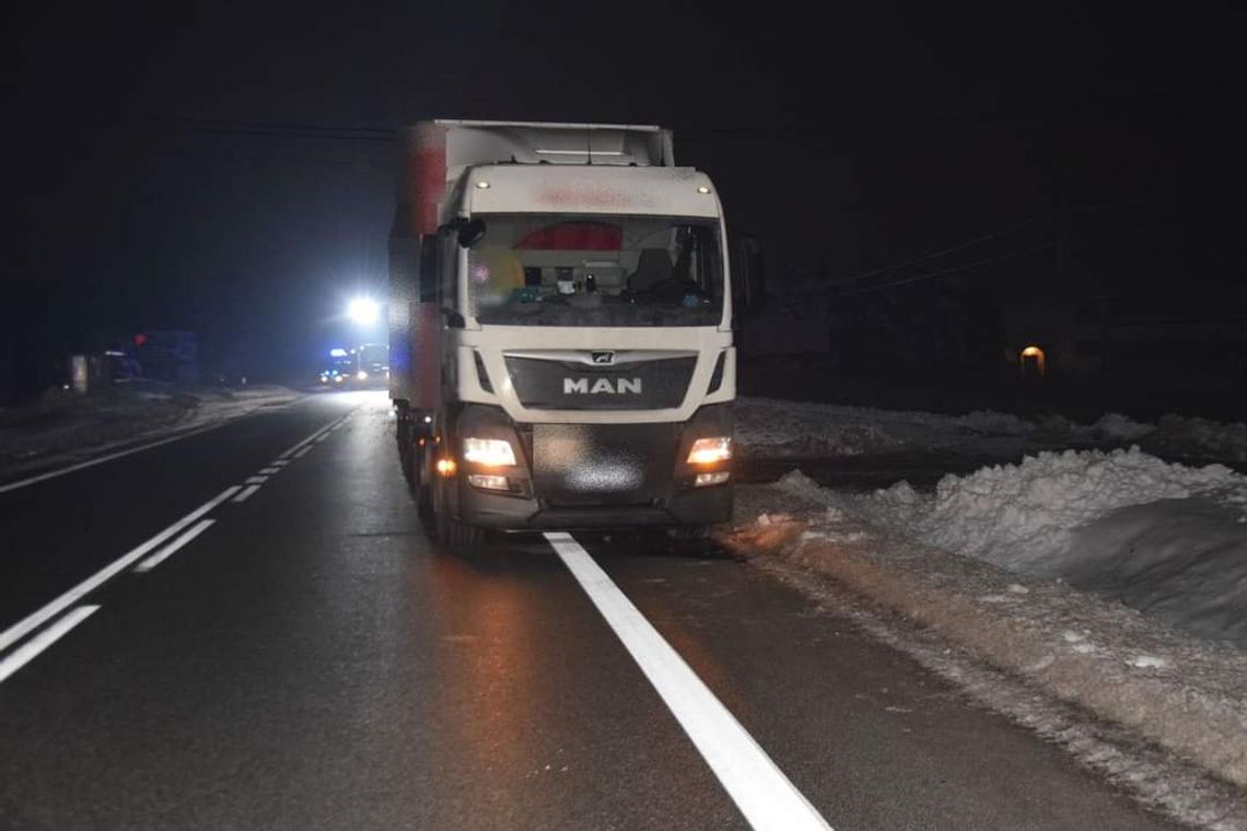 Na zdjęciu samochód ciężarowy, pod koła którego wbiegła 16-letnia dziewczyna