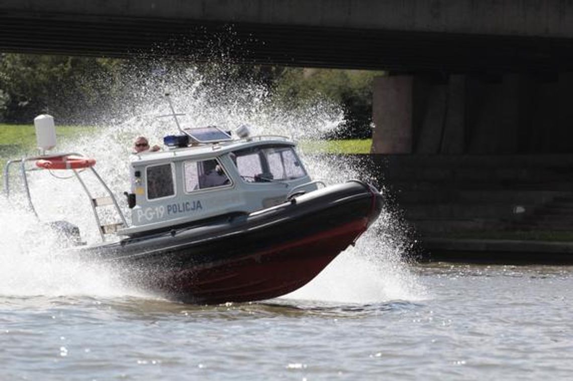 Na zdjęciu policyjna łódź motorowa na Wiśle w Krakowie