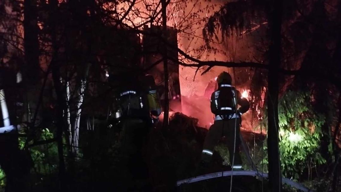 Na zdjęciu strażacy walczący z pożarem altanek w gminie Mogilany