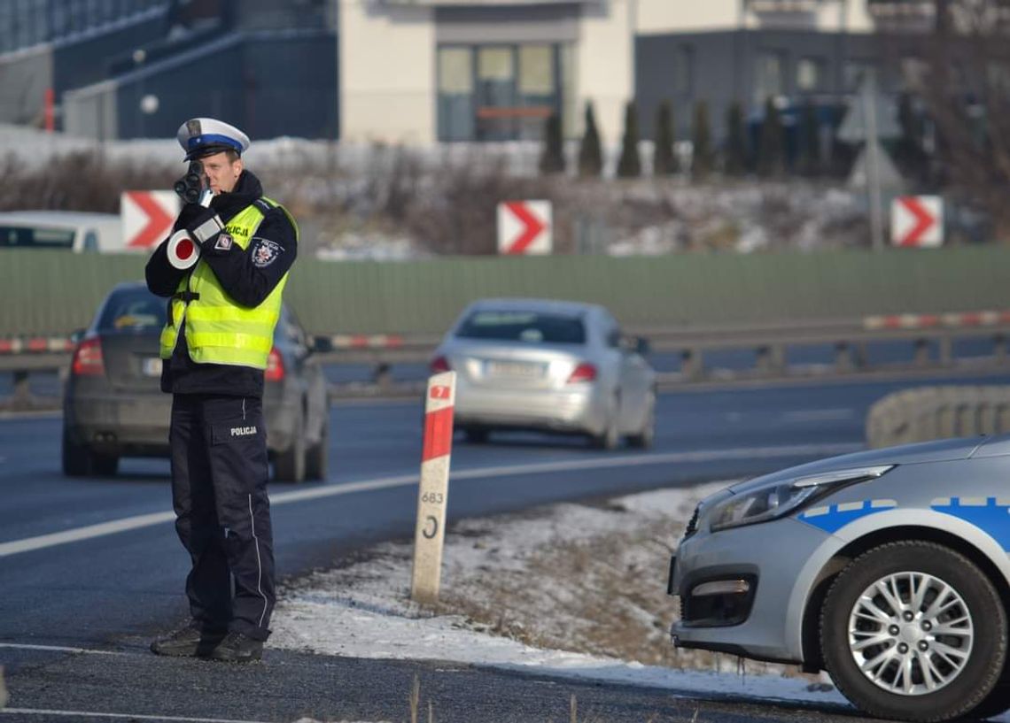 Na zdjęciu funkcjonariusz Policji patrolujący drogę