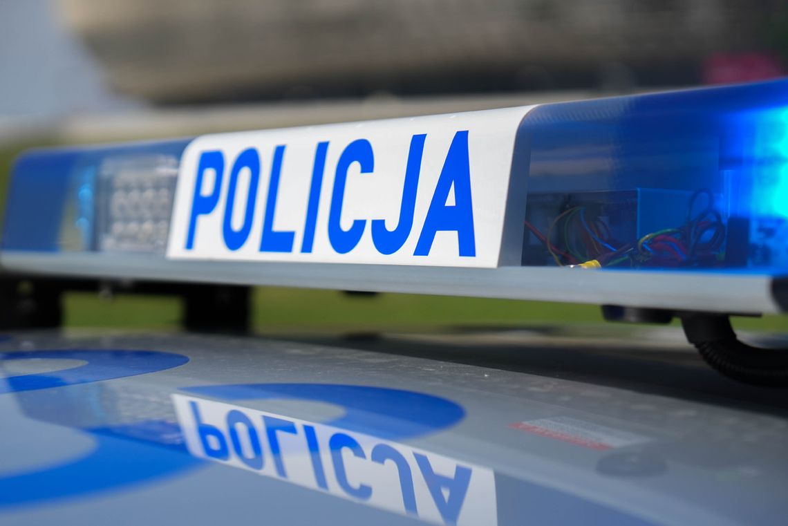 Policyjny radiowóz na sygnale.