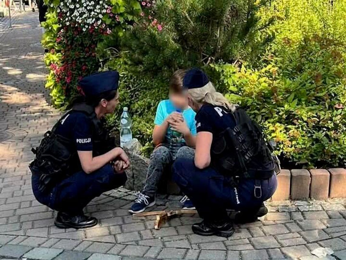 3-latek zgubił się na Krupówkach. Policjanci odnaleźli opiekunów 3-latek zgubił się na Krupówkach. Policjanci odnaleźli opiekunów