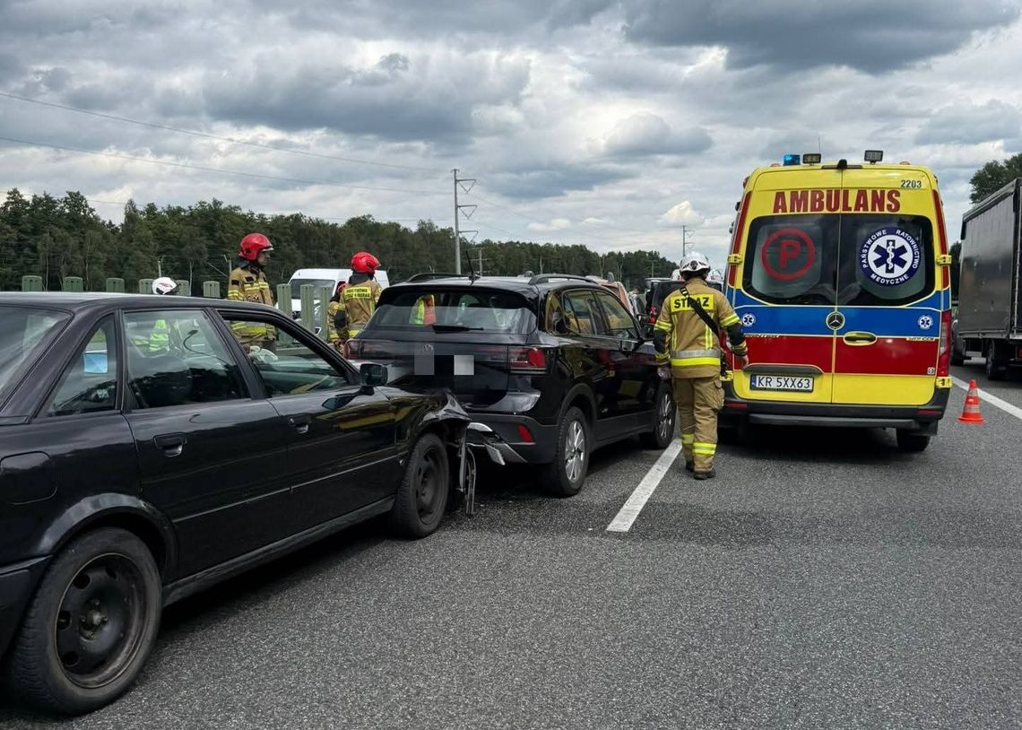 wypadek A4, wypadek Małopolska, autostrada A4 korek, wypadek Bieżanów, 429 km A4, zderzenie aut A4, utrudnienia na A4, wypadek Rzeszów kierunek, wypadek 7 aut, wypadek na autostradzie, co się stało na A4, policja A4, służby ratunkowe A4, objazdy A4, Google Discovery A4, M jak Małopolska wypadek
