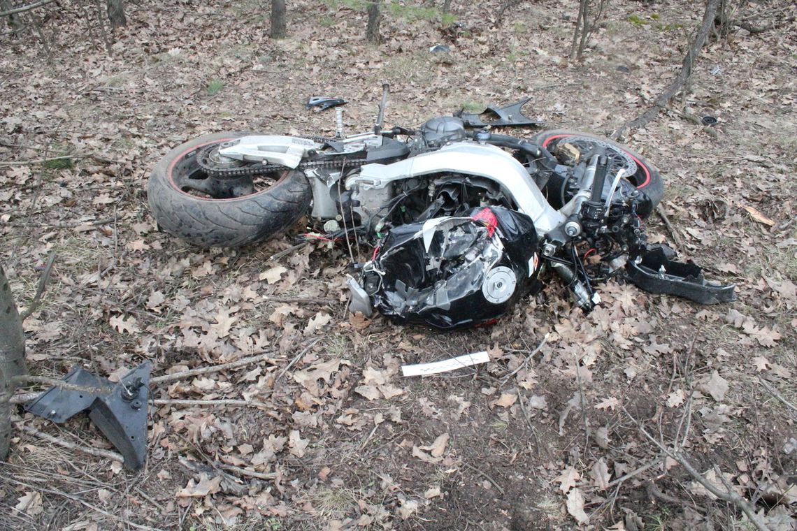 33-letni motocyklista ofiarą wypadku w Bolesławiu. Uderzył w drzewo