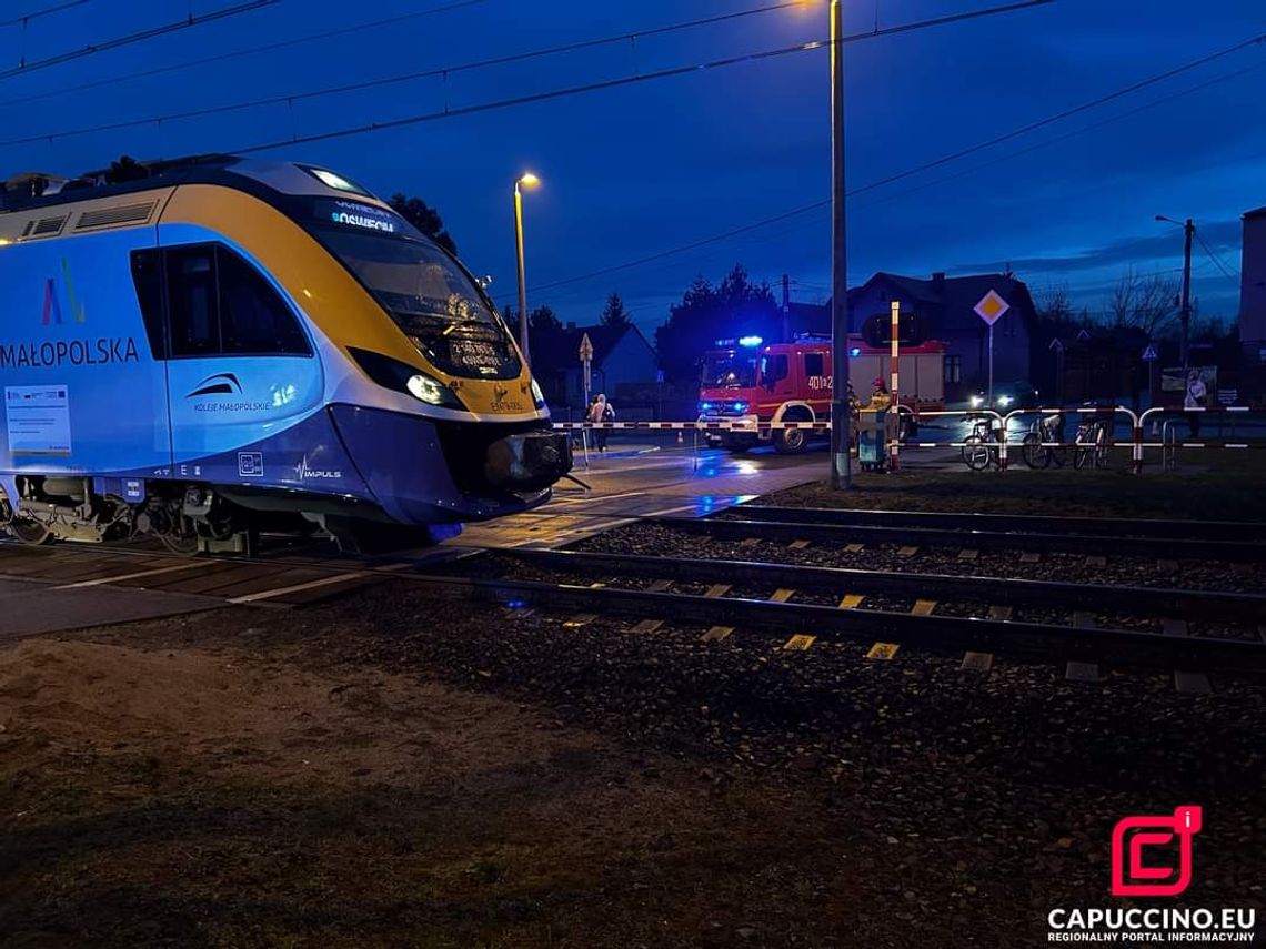 Na zdjęciu miejsce potrącenia 35-latka na torach w miejscowości Rzezawa. Widzimy pociąg oraz służby ratunkowe