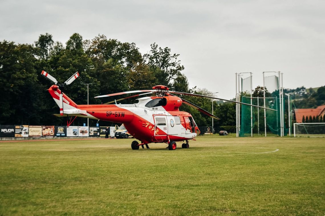 Mszana Dolna, wypadek Mszana Dolna, śmigłowiec TOPR, Lotnicze Pogotowie Ratunkowe, wypadek dworzec autobusowy, transport helikopterem, obrażenia głowy, akcja ratunkowa