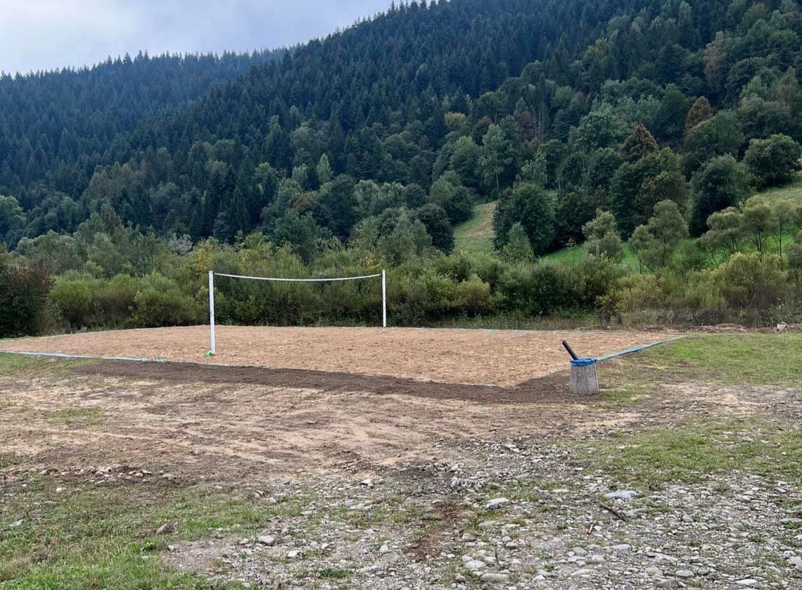 Boisko w Ochotnicy Dolnej nareszcie wygląda jak obiekt do siatkówki plażowej