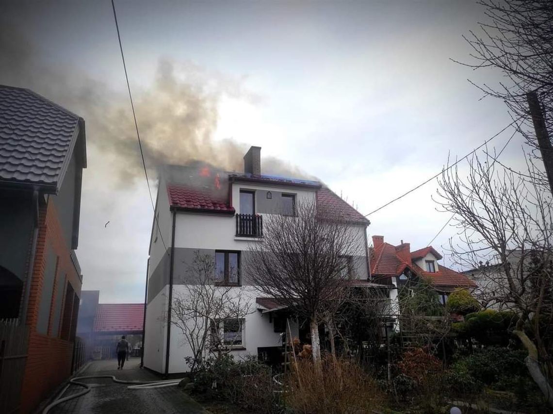 Akcja gaśnicza w Podłężu. Jeden ze strażaków lekko ranny (ZDJĘCIA)