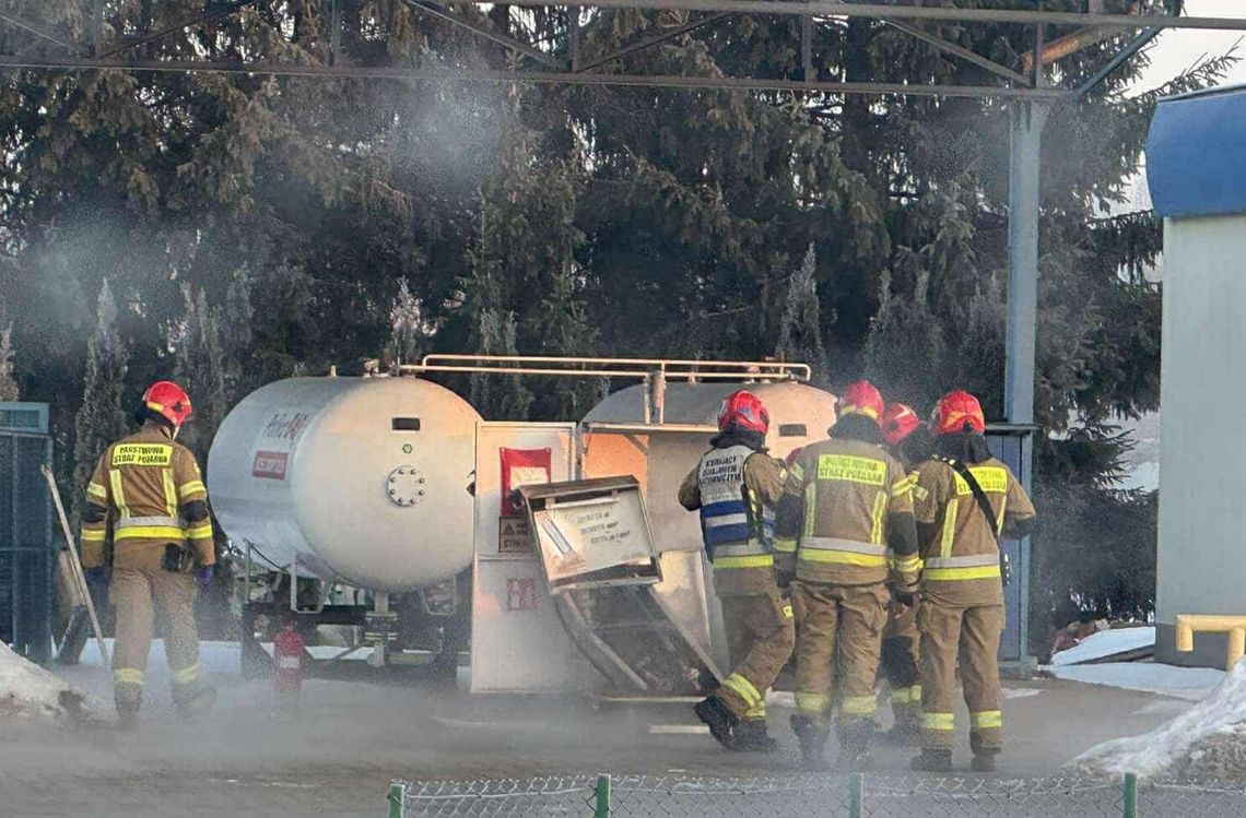 Tarnów, stacja paliw, wyciek gazu LPG, wyciek gazu pod Tarnowem, akcja służb pod Tarnowem, zastępy straży pożarnej