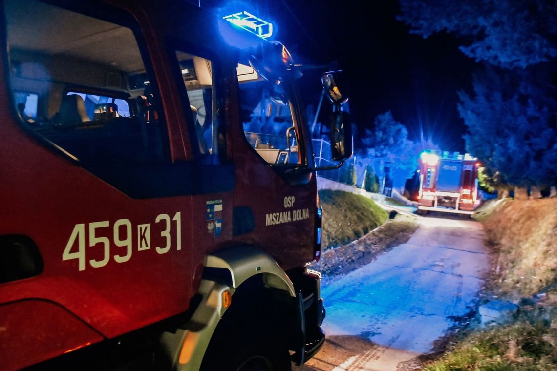 Akcja strażaków na ulicy Spadochroniarzy w Mszanie Dolnej. Płonęły sadze [ZDJĘCIA]